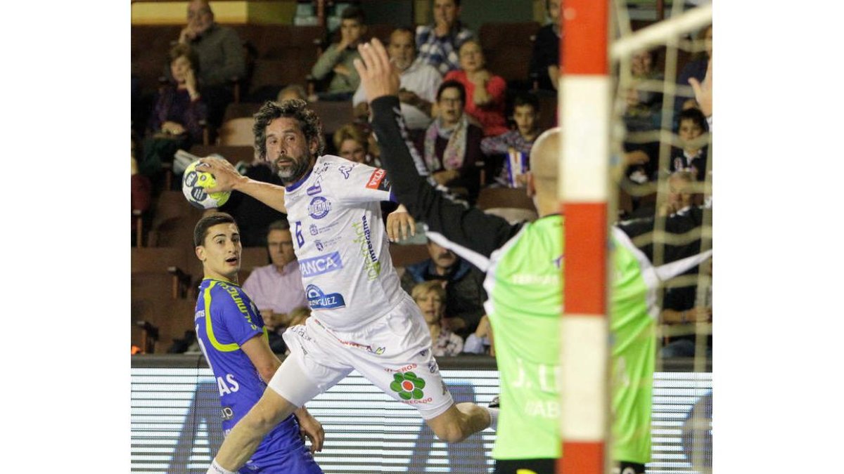 Rodrigo supera al lateral cubano Yoan Balázquez. SECUNDINO PÉREZ