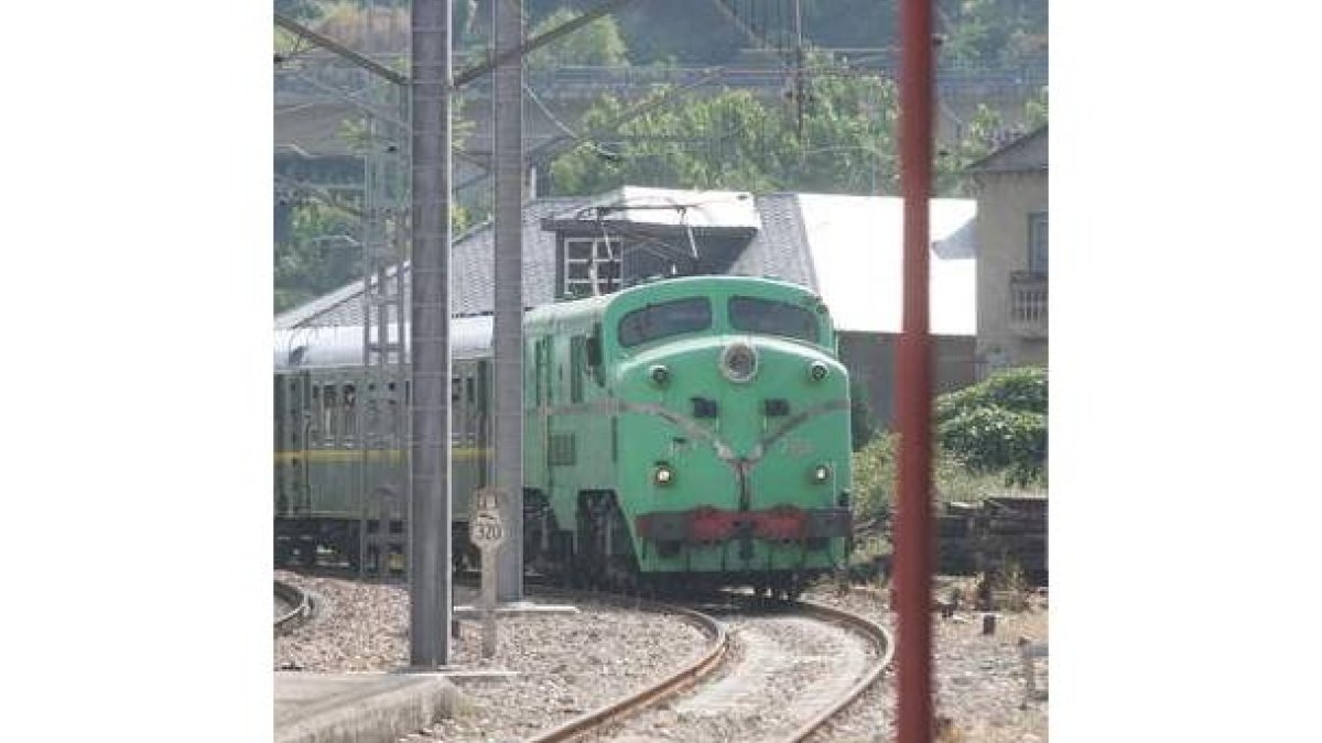 Los vecinos de Toral volvieron a apelar al costumbrismo para viajar ayer disfrazados y participar en