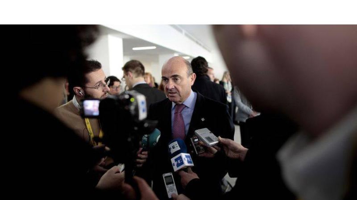 Luis de Guindos atiende a los periodistas durante el Ecofin.