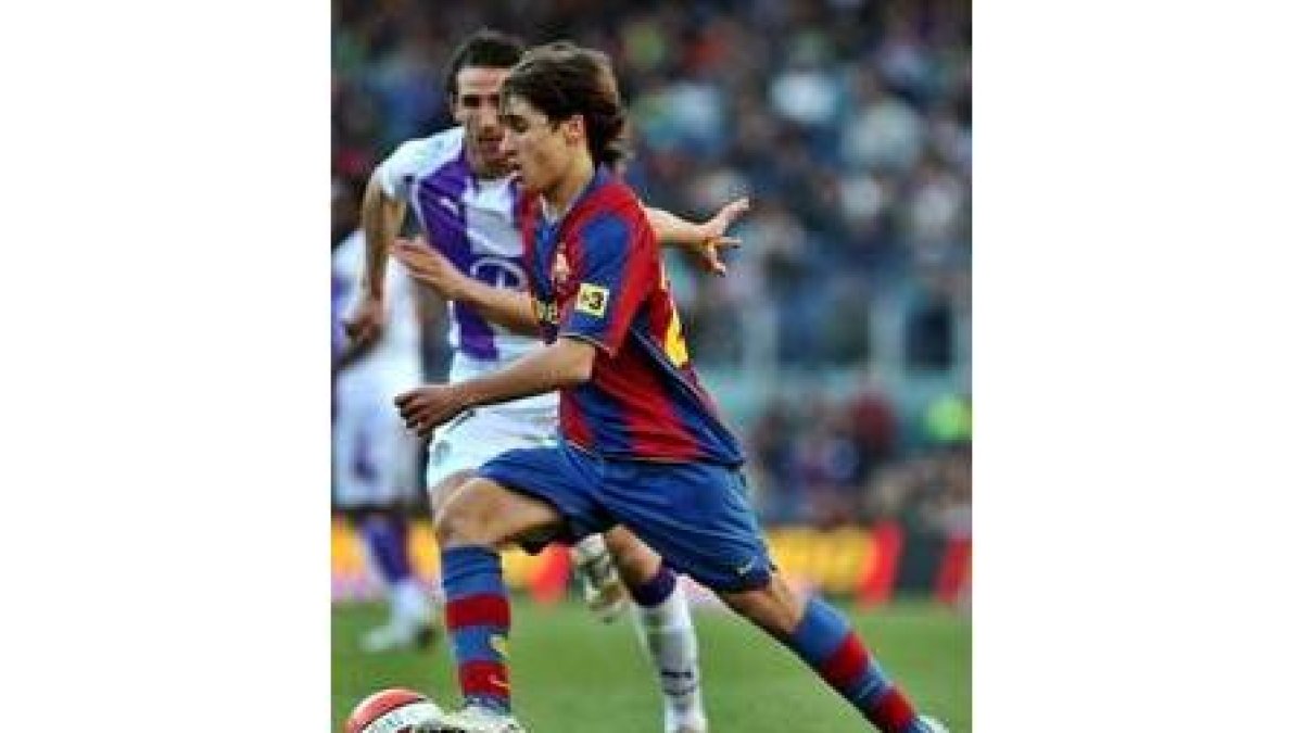 Bojan Krkic (d) conduce el balón ante la mirada del centrocampista Diego