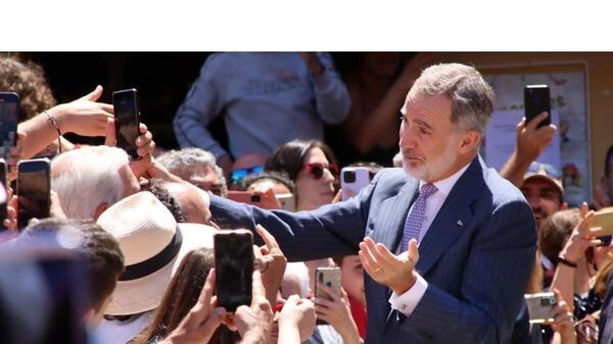 El Rey Felipe VI saluda a los leoneses. PEIO GARCÍA