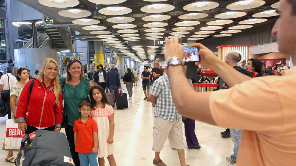 Lidia Valentín fue requerida en multitud de ocasiones para sacarse una foto. La berciana ya está en casa para disfrutar con los suyos de su medalla de bronce. RAQUEL P. VIECO