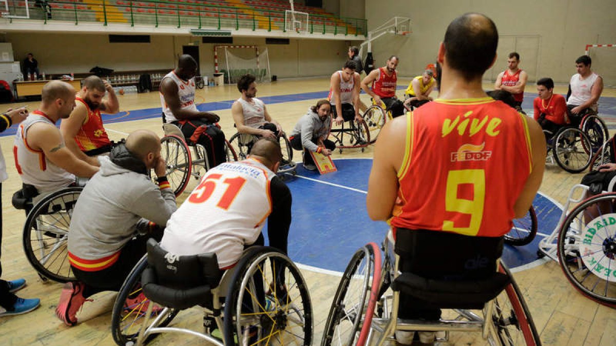 El seleccionador Óscar Trigo da instrucciones a los internacionales en un momento de la sesión preparatoria de ayer. SECUNDINO PÉREZ