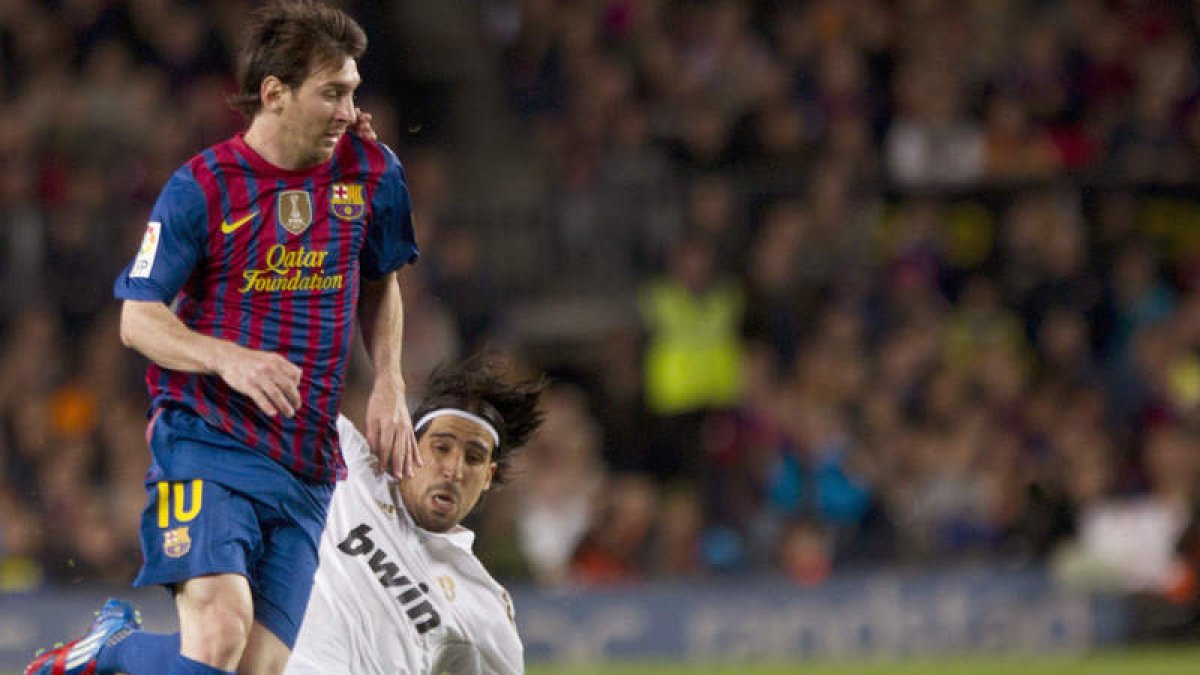 Khedira, autor del primer gol del Madrid, intenta frenar a un Messi que apenas aportó al Barça.