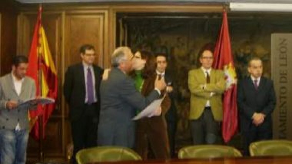 Momento del acto de entrega del premio Calidad en Destino al hotel Temple Riosol de León