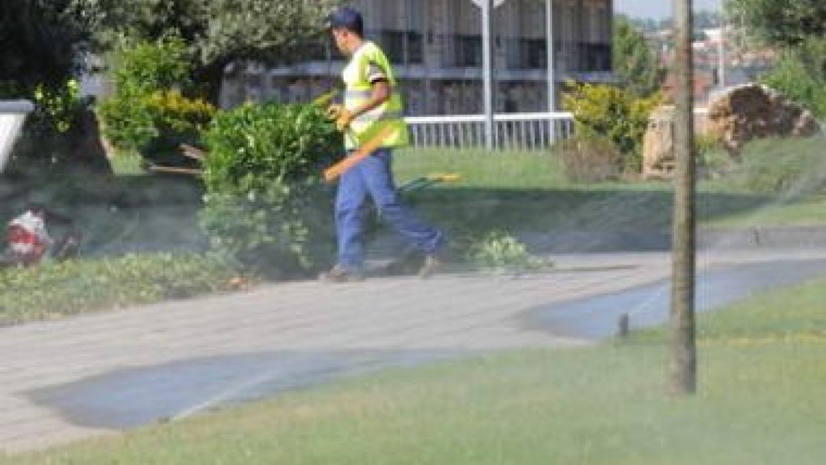 Los aspersores de los parques y jardines han sido objeto de los ataques vandálicos durante todo el v