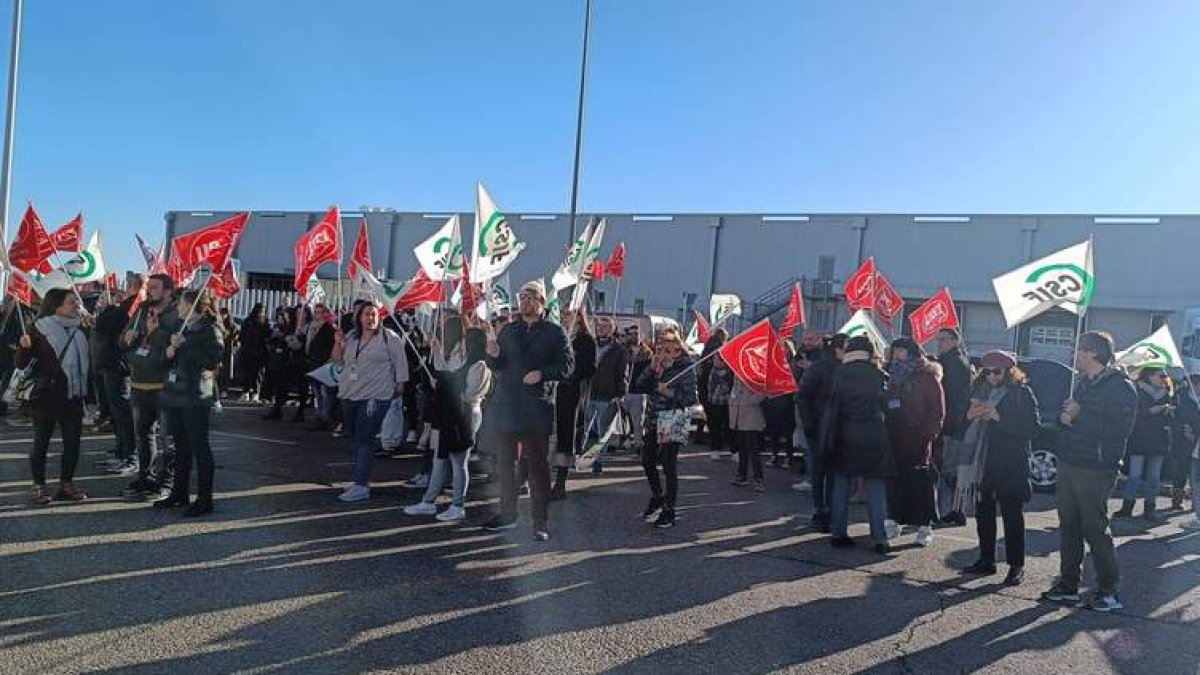 Los trabajadores se concentraron ayer ante el centro. DL