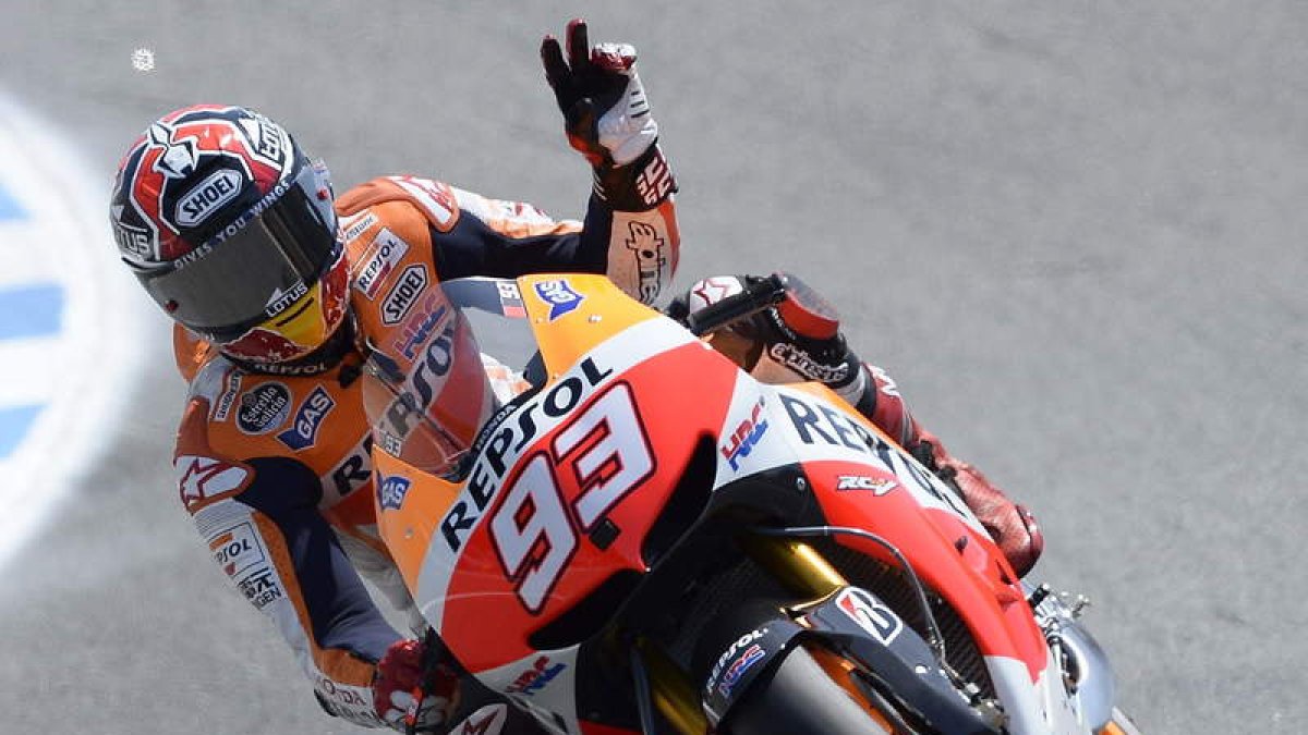Márquez hace el gesto de la victoria después de su gran triunfo en el circuito americano.