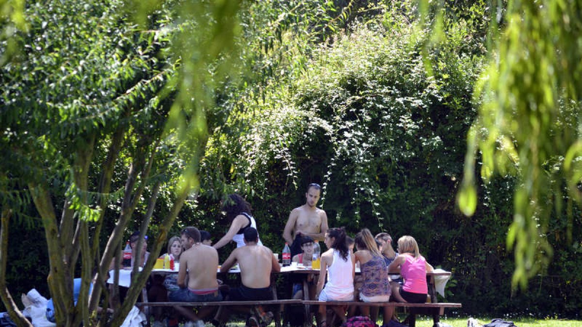 Tanto La Candamia como el Monte San Isidro acogen paisajes de ocio pocas veces vistos dentro de una ciudad. En ellos, diariamente se reúnen personas de todas las edades y diversas aficiones, sobre todo en verano, para aprovechar las jornadas de sol y calo