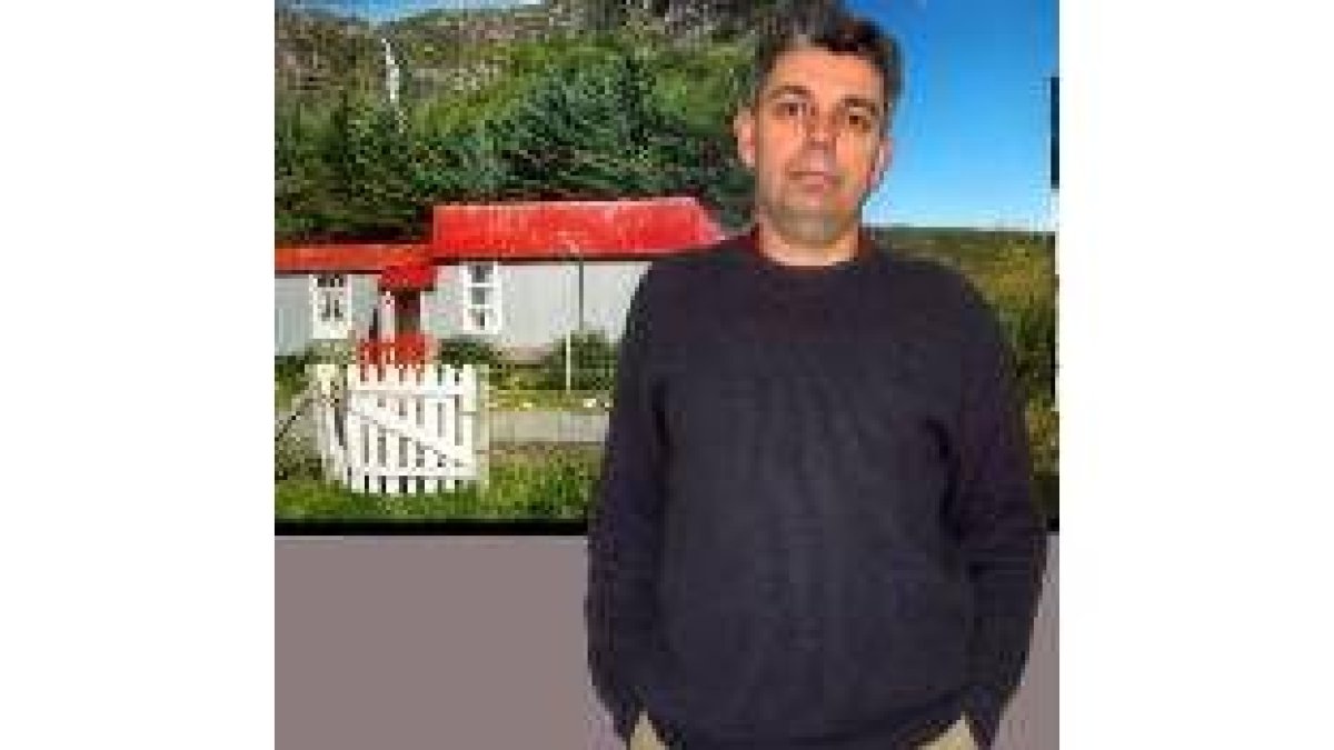 Adrian Tyler posa ante una de las obras que expone en Tráfico de Arte