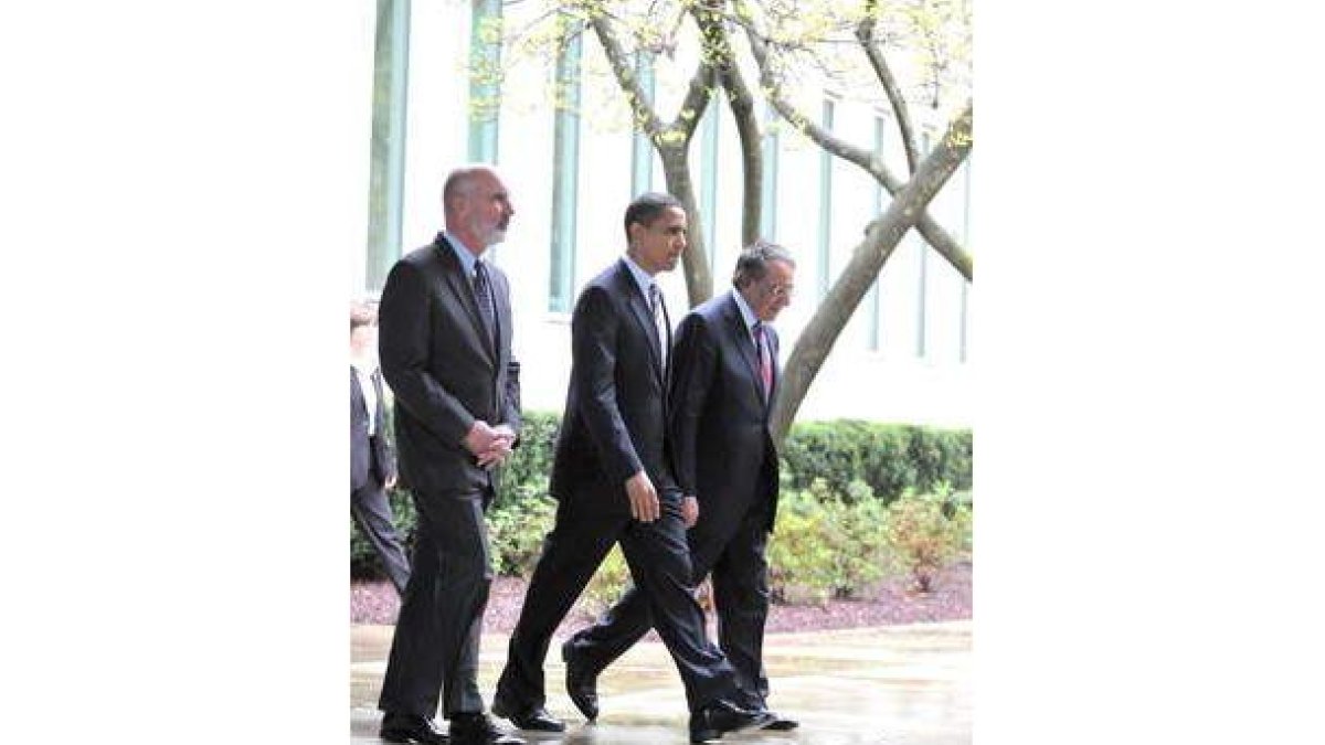 El presidente de EE.UU., en el centro, junto a los directivos de la CIA