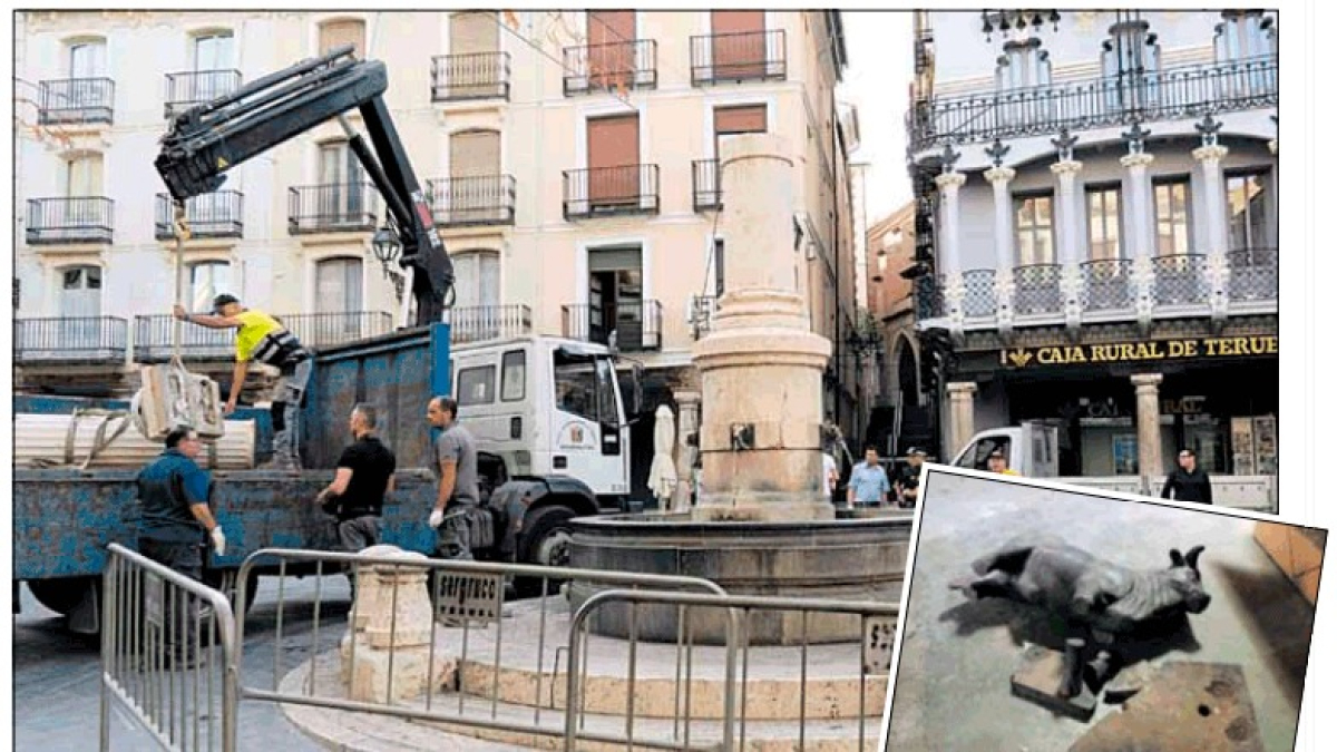 Estado de la columna y el Torico de Teruel tras la caída. ANTONIO GARCÍA