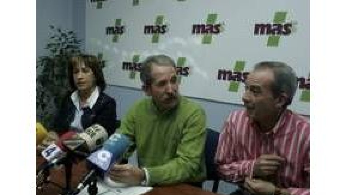 Ángel Escuredo, ayer entre Consuelo Álvarez y Santiago Ballinas
