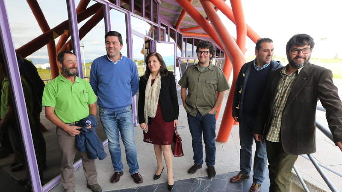 Misericordia Bello con bodegueros del Bierzo en la sede del Consejo Regulador, en Cacabelos.