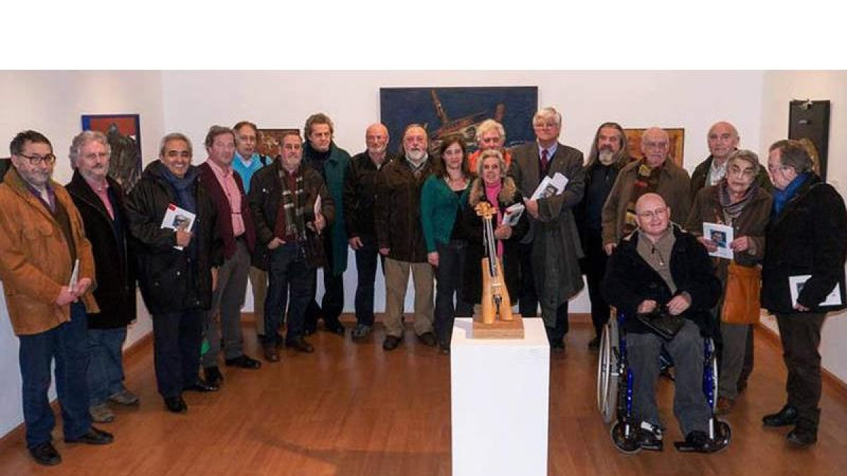 Algunos de los artistas que participan en la exposición en homenaje a Eloy Vázquez. Derecha, una de las obras de la muestra, que abre hasta el 29 de abril.