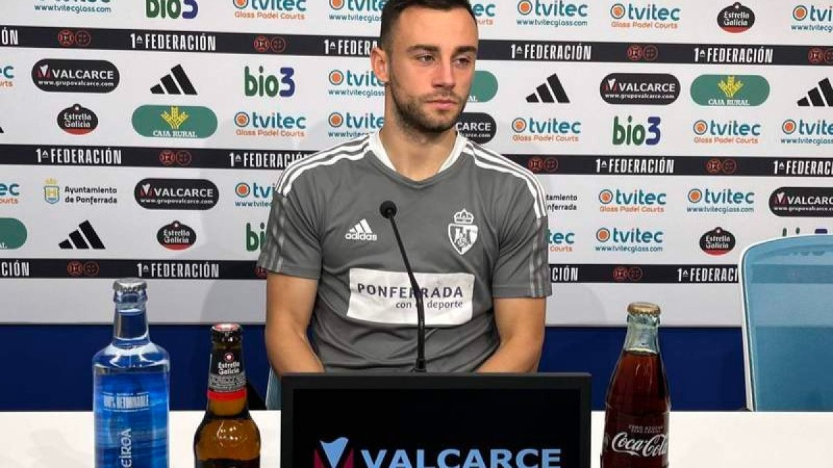 Pablo Clavería sabe que la derrota ante el Tarazona ha pesado en el vestuario blanquiazul. L. DE LA MATA