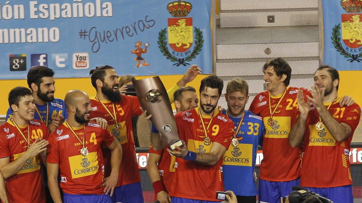 El capitán de la Selección, Raul Entrerríos, levanta el trofeo de campeones con sus compañeros.
