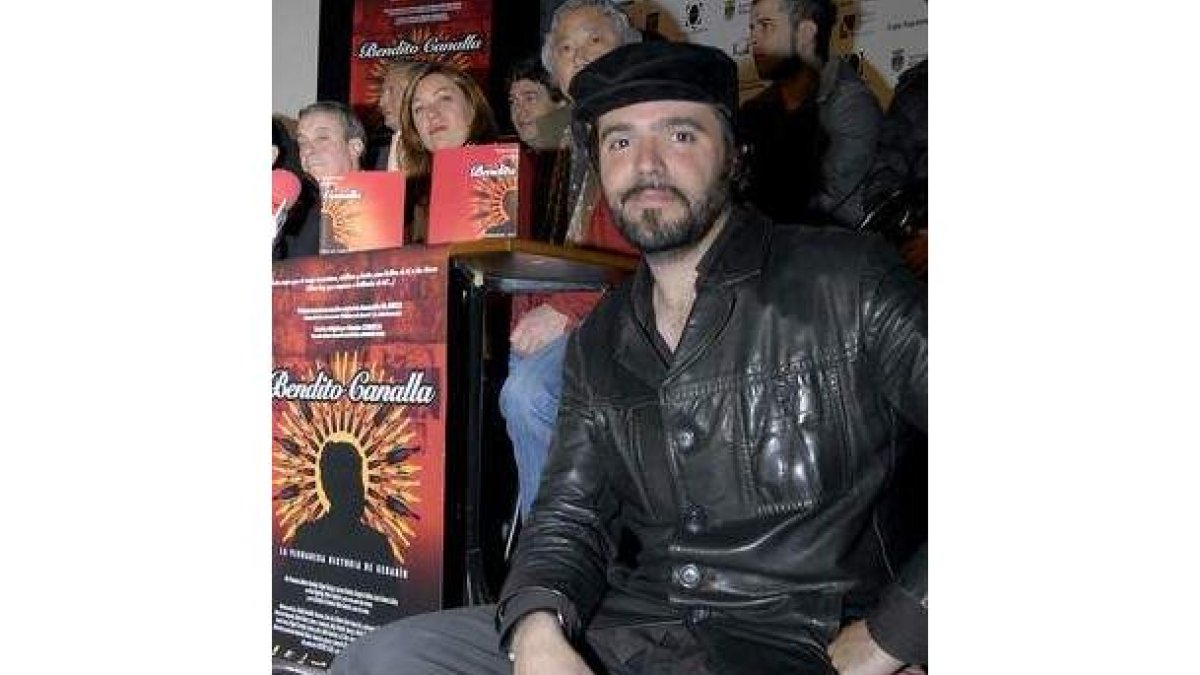 Previo al preestreno se desarrolló un pasacalles «genarinesco». A la derecha, Nacho Chue