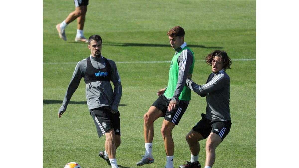 El plantel deportivista realizó ayer su última sesión de trabajo en Ponferrada antes del viaje. L. DE LA MATA