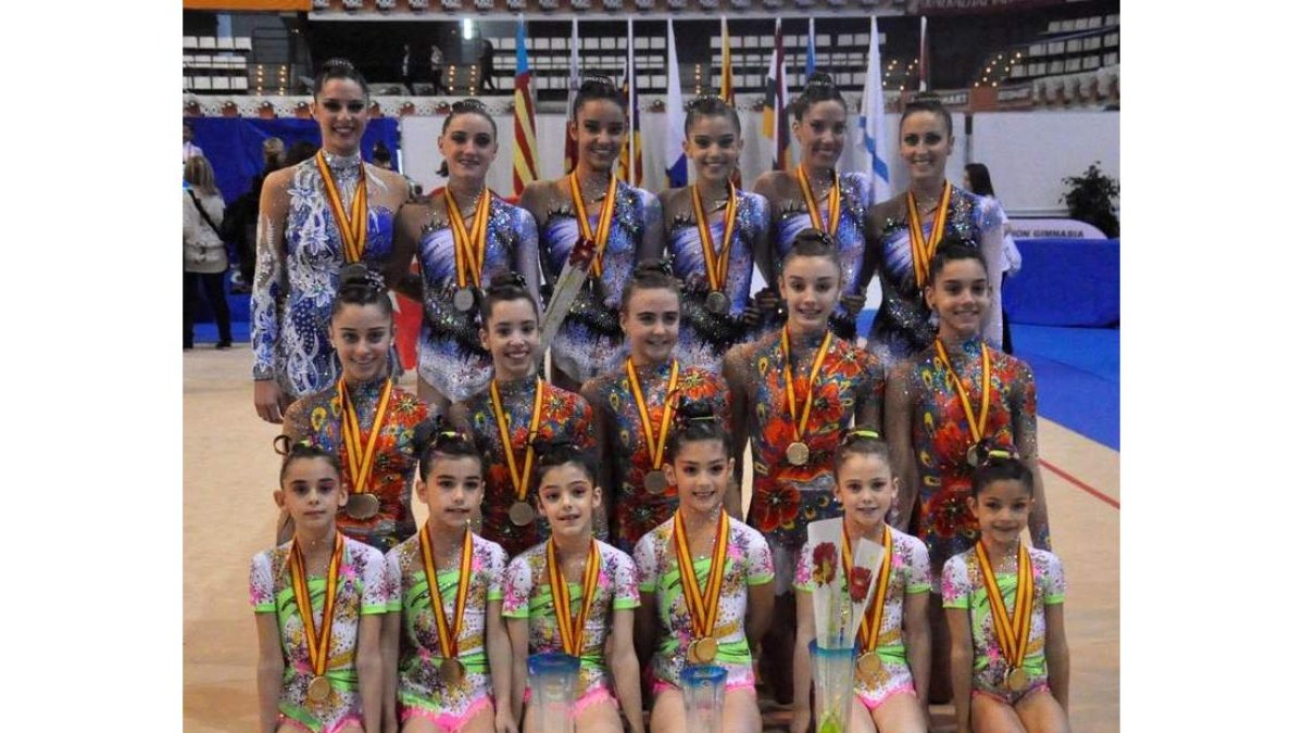Conjuntos de primera, júnior y benjamín que sumaron seis medallas para el Club Ritmo.