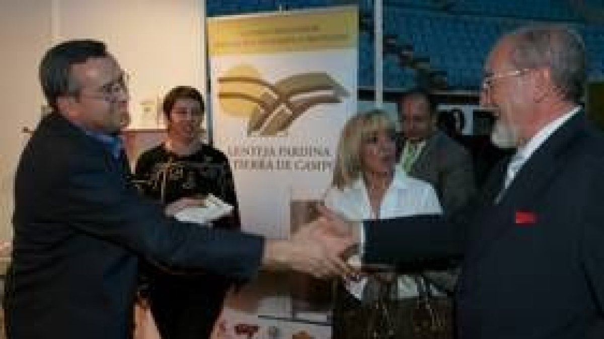 José Valín, acompañado de Carrasco, saluda a uno de los productores