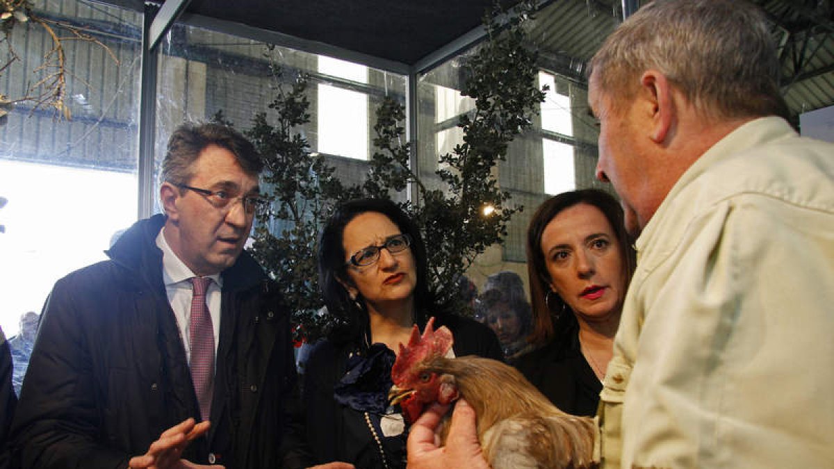 Martínez Majo, Teresa Mata y Manuel García charlan con uno de los expositores. F. OTERO PERANDONES