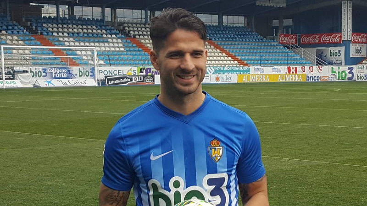 Ríos Reina vestirá por tercera temporada consecutiva la elástica de la Deportiva Ponferradina. BARREDO