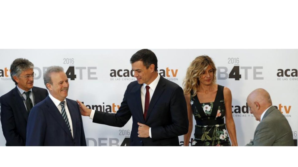 Pedro Sánchez y su esposa antes de entrar en el plató del debate. MARISCAL