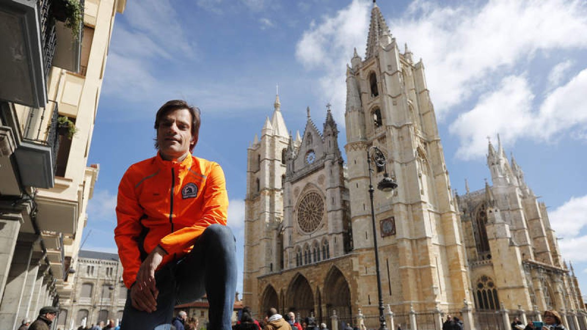 Javier Martínez posa delante de la Catedral de León, ciudad en la que disputó la primera carrera, la San Silvestre. JESÚS F. SALVADORES