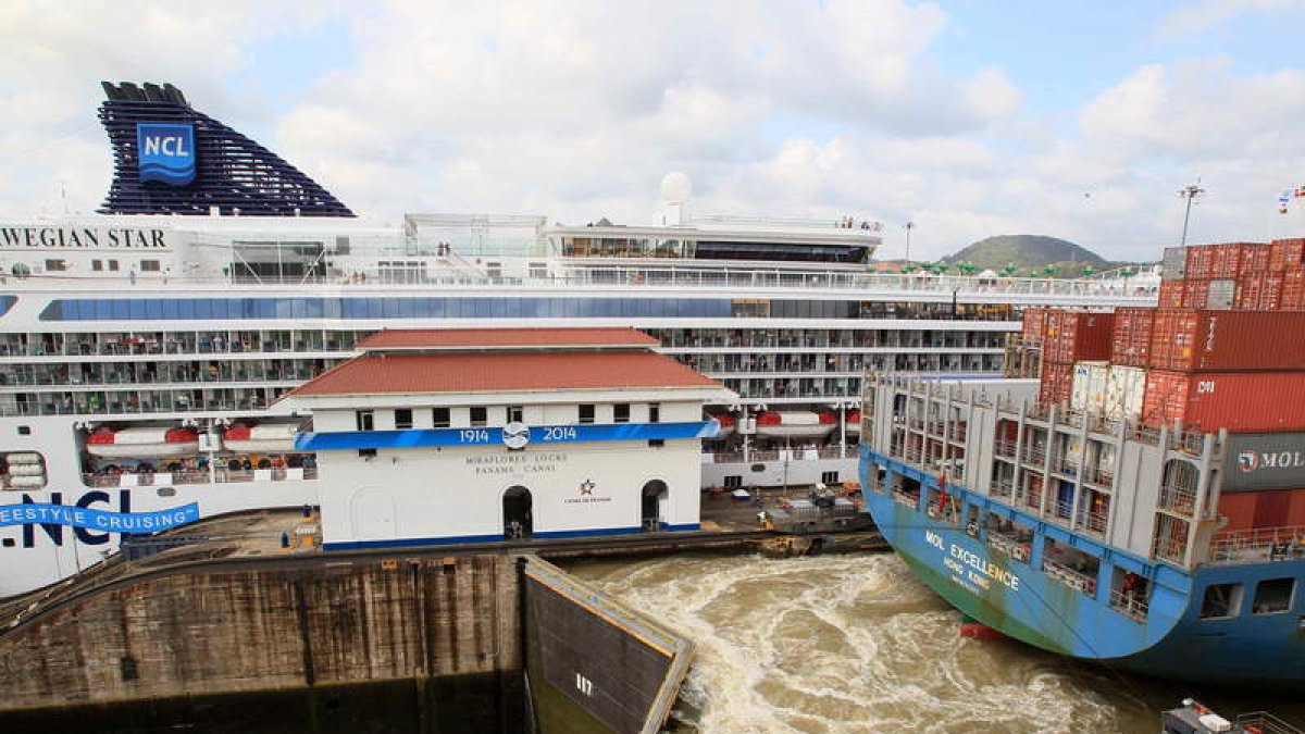 Un grupo de barcos transitando por la esclusa de Miraflores, en el Canal de Panamá.