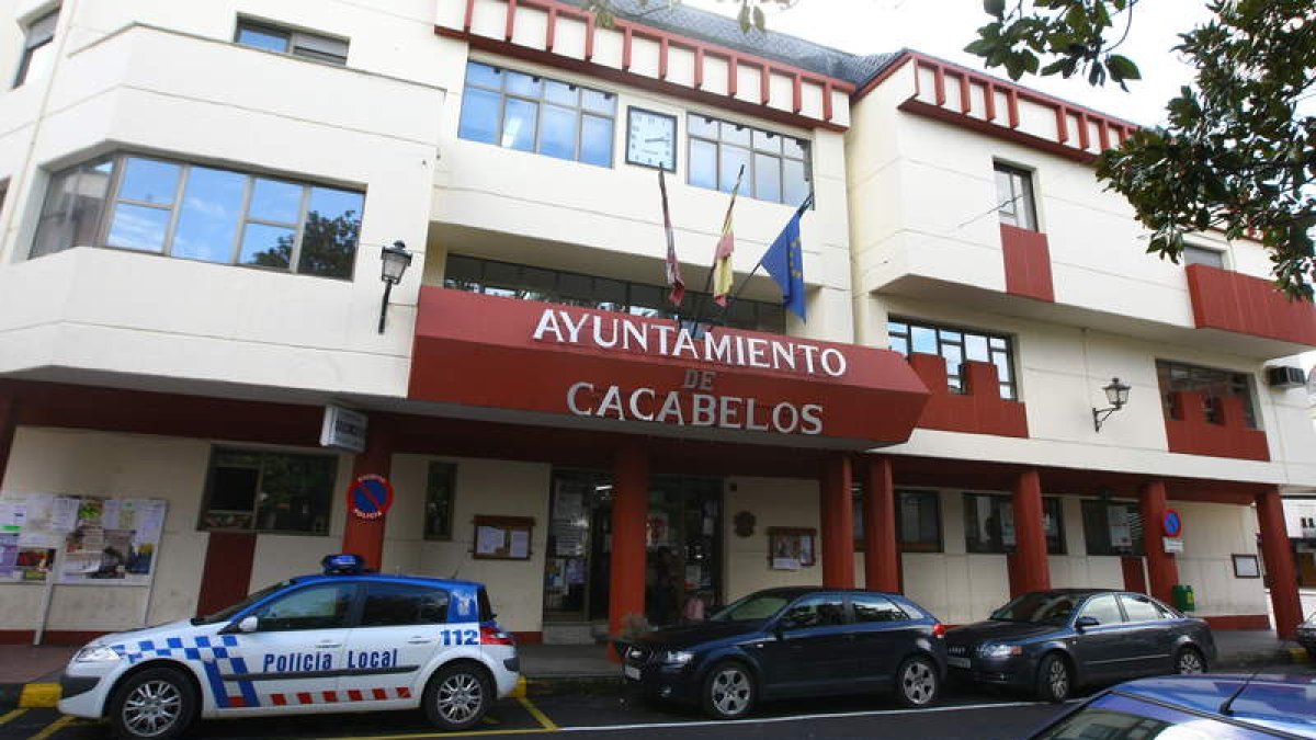 Entrada principal de la casa consistorial cacabelense, en una imagen de archivo.