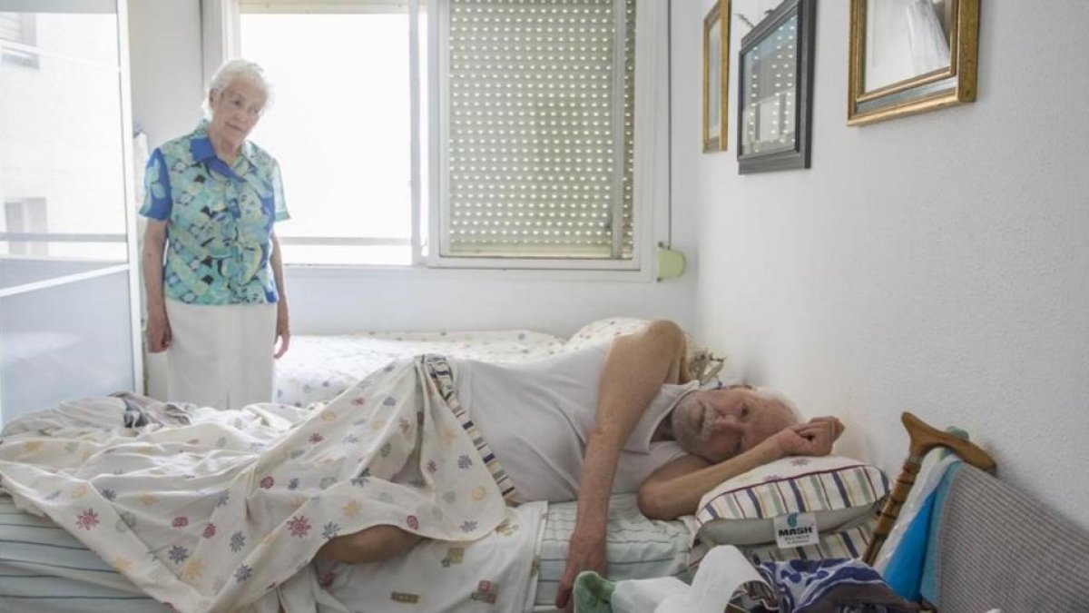 Los nonagenarios Rafael Domínguez y Elvira Fiances, en sudomicilio del barrio sevillano de Los Remedios, este lunes.