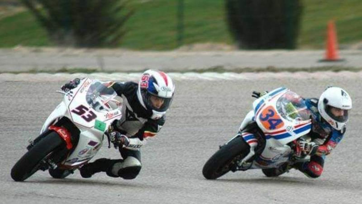 Héctor, a la izquierda, en un momento de la carrera. DL