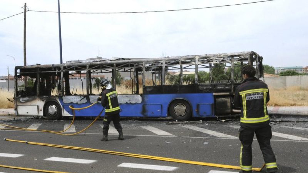 El autobús incendiado. DL