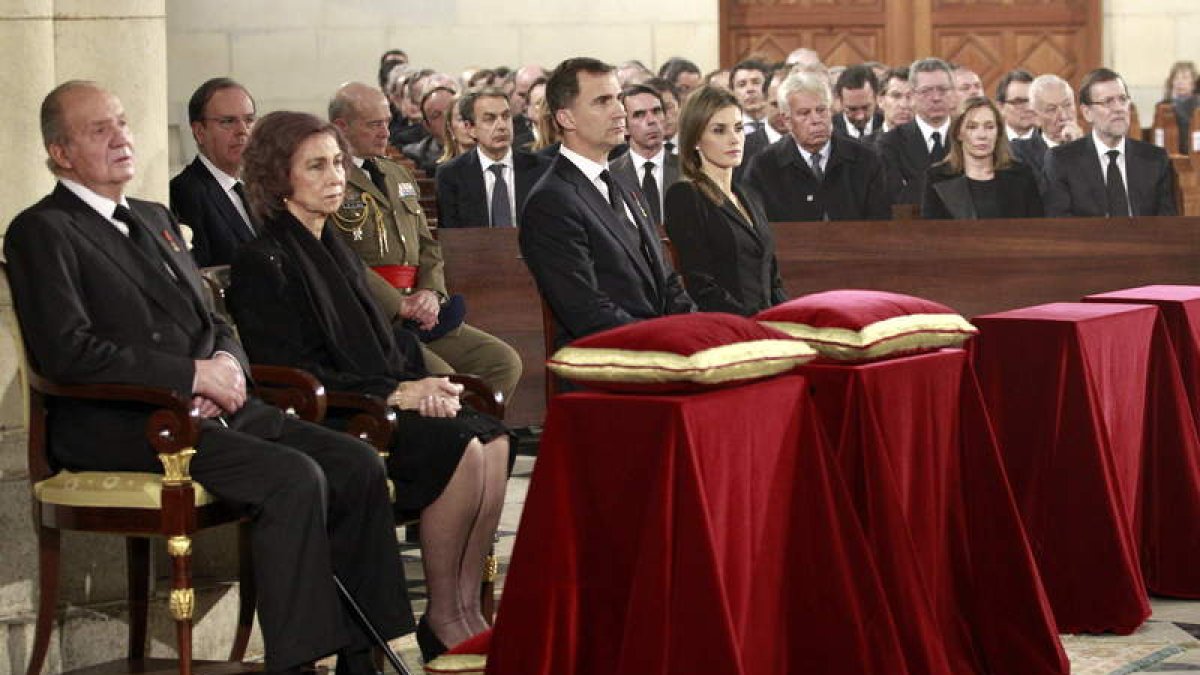 Los reyes y los príncipes de Asturias, Felipe y Letizia, durante el funeral de Estado.