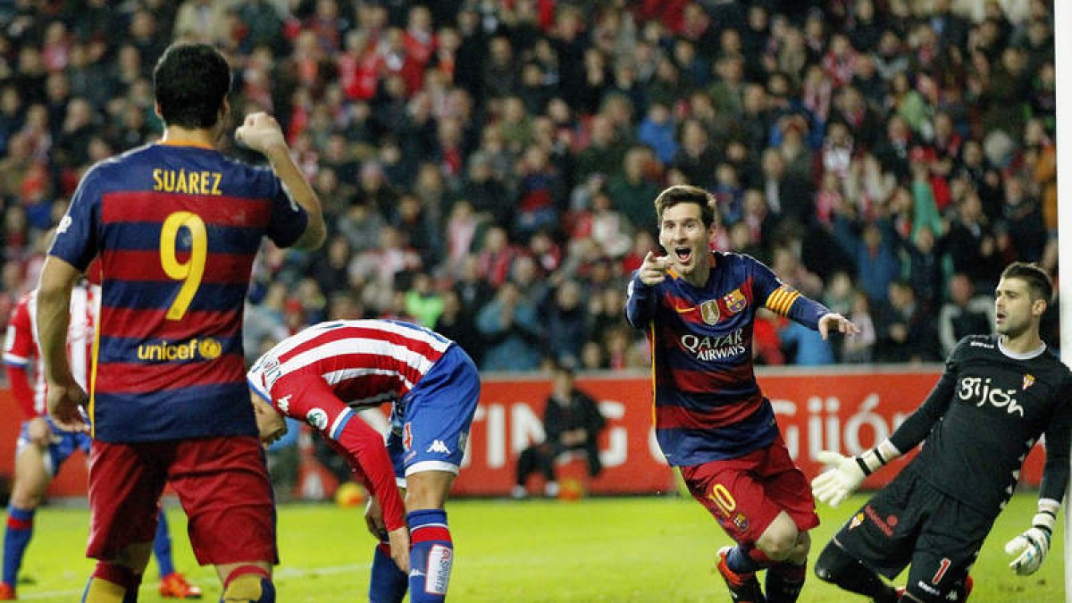Leo Messi celebra con Luis Suárez el gol número 300 del jugador argentino en el Barça. Alberto Morante