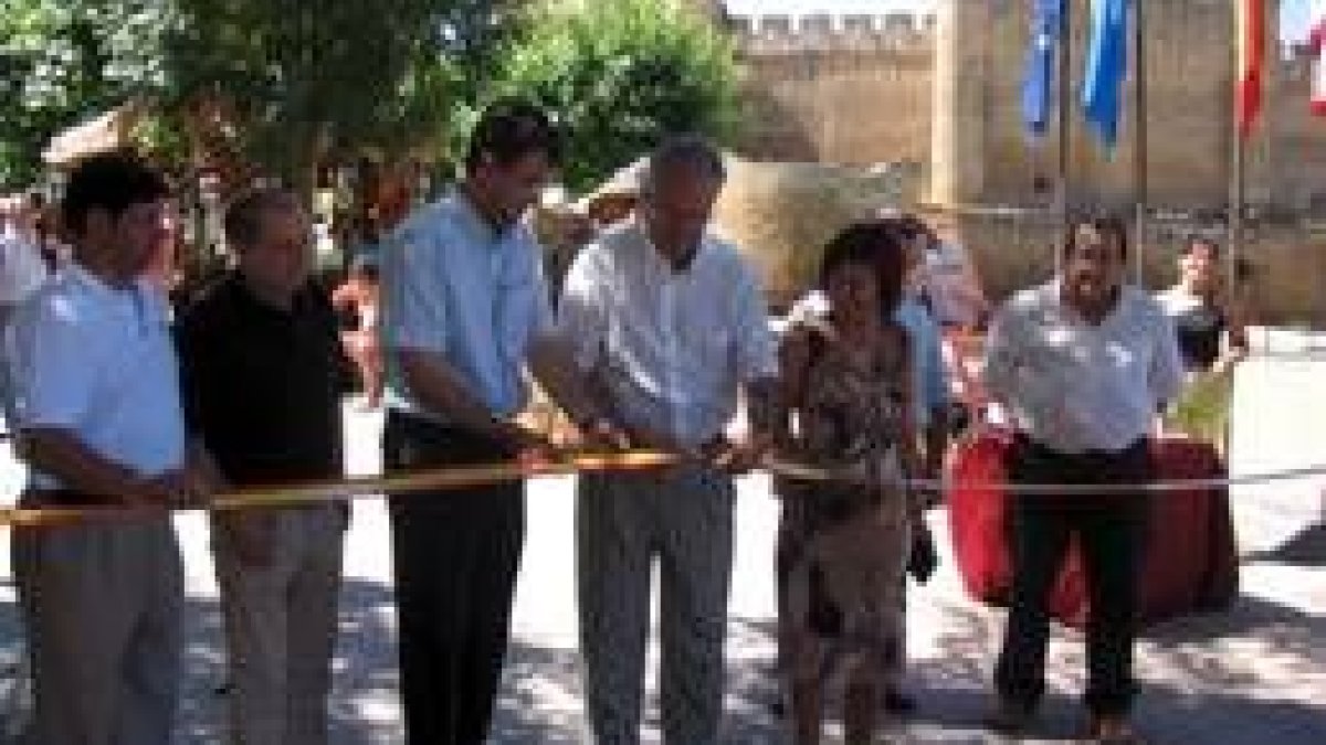Juan Martínez Major y Javier Lasarte, en el centro, inaugurán la feria
