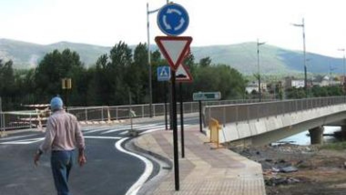 El nuevo puente sobre el río Boeza, en Bembibre.
