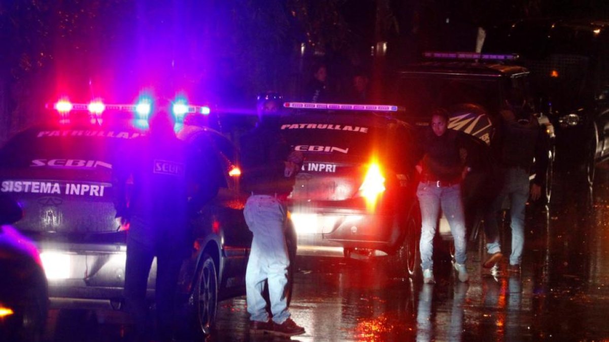 Miembros del Servicio de Inteligencia de Venezuela (Sebin), en el domicilio de Leopoldo López