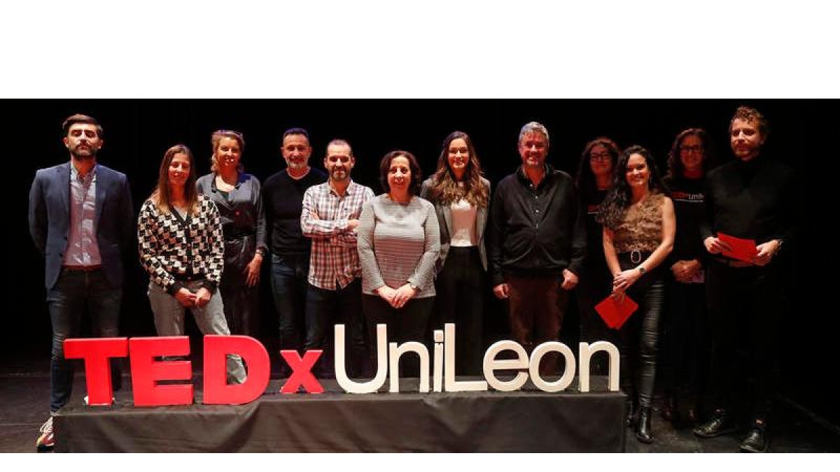 Foto de familia de los participantes en la tercera edición de TEDxUnileon, que se celebró en El Albéitar. FERNANDO OTERO