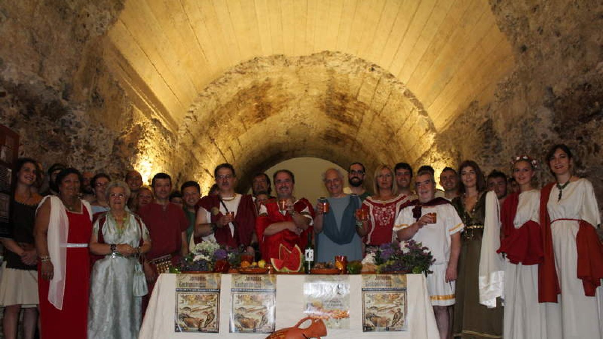 El alcalde, el presidente del Borrallo, y Jesús de Celis, el mantenedor, junto a otros astures y romanos en La Ergástula