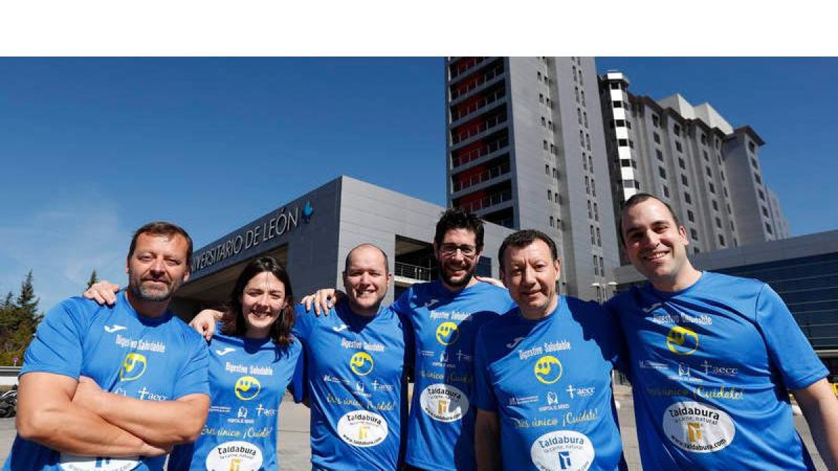 Especialistas del aparato digestivo de León y Ponferrada, con las camisetas que lucirán en la carrera. JESÚS F. SALVADORES