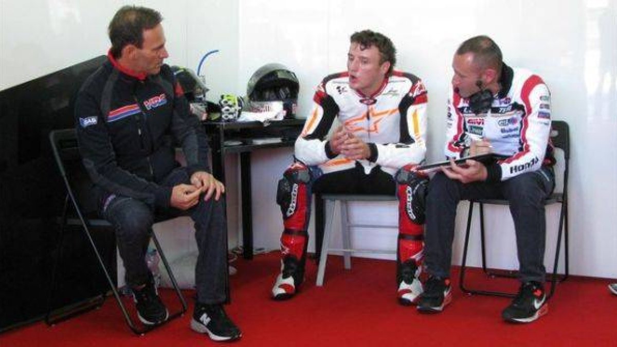 Alberto Puig, Jack Miller y Christian Gabarrini en el boxe del equipo de Lucio Chechinello en Cheste.