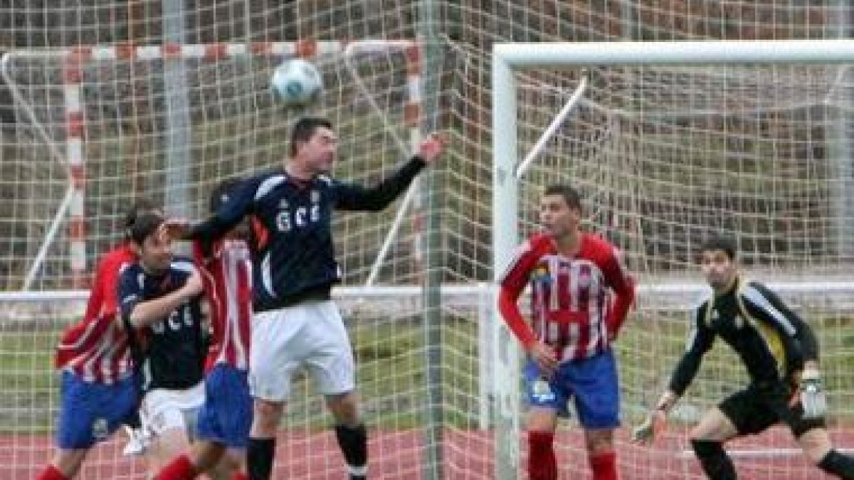 El Bembibre, de ocho ocasiones, metió dos goles