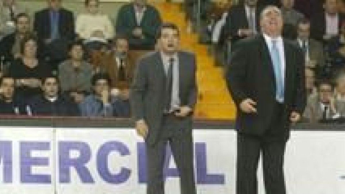 Quino Salvo, a la derecha, y Javier de Grado, durante la disputa de un partido de Baloncesto León
