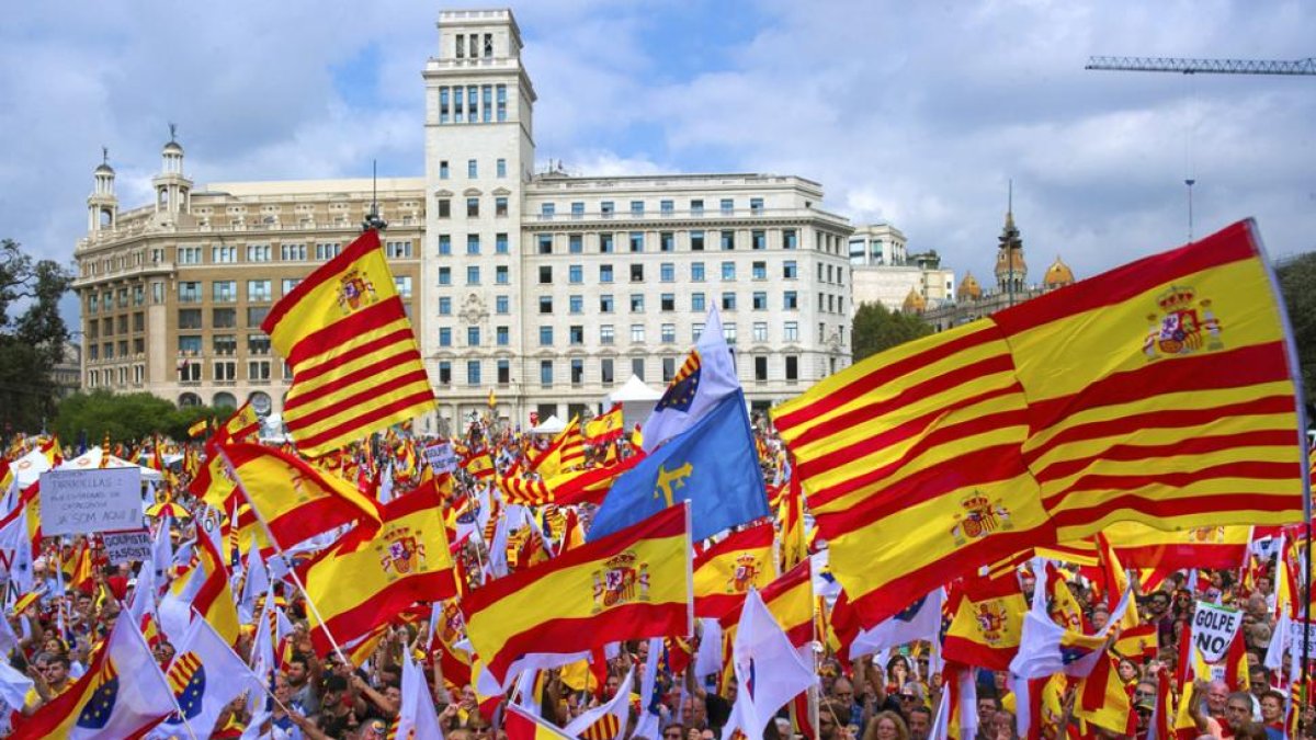 Banderas de España durante la manifestación este mediodía en Barcelona bajo el lema 