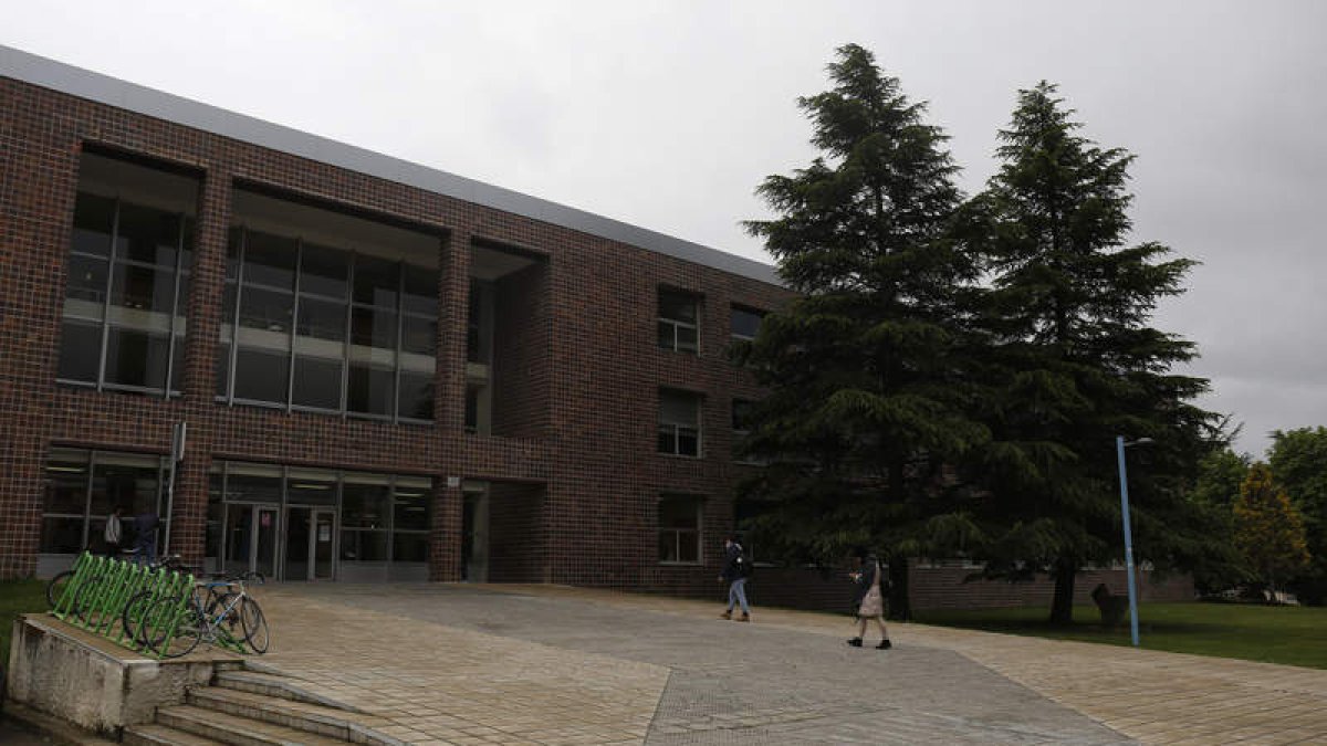 El edificio de la Facultad de Filosofía y Letras fue el primero que se construyó en el Campus de Vegazana. FERNANDO OTERO