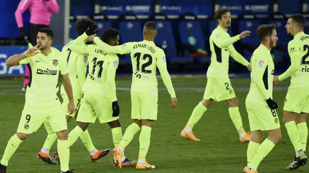 Suárez culminó una gran jugada colectiva del Atlético de Madrid para sumar los tres puntos frente al Alavés. JON RODRIGUEZ BILBAO