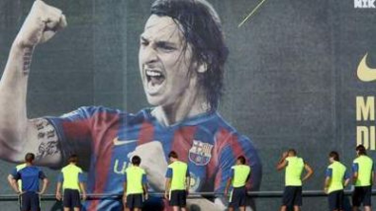 Los jugadores del Barcelona durante un entrenamiento en las instalaciones de la Ciudad Deportiva.