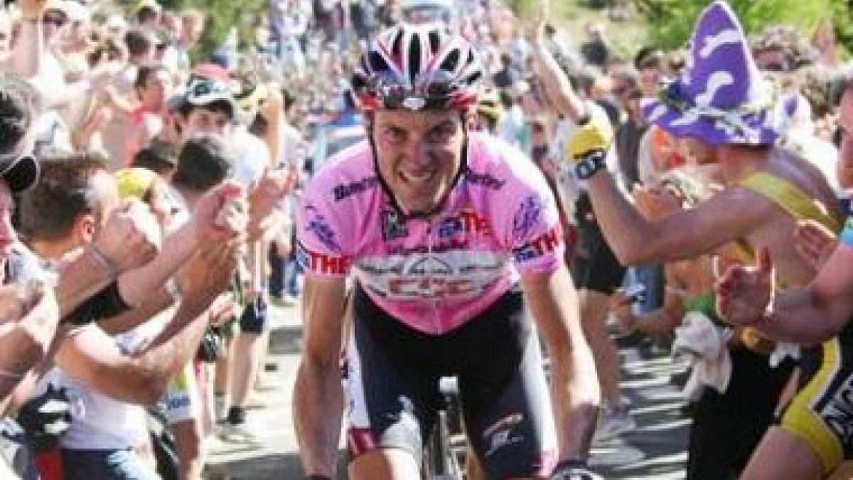 El italiano Ivan Basso luce el jersey rosa de líder del Giro.